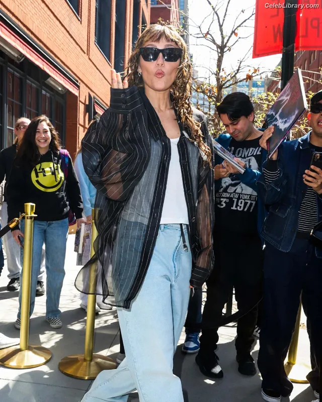 Miley Cyrus photo 7 of 2351