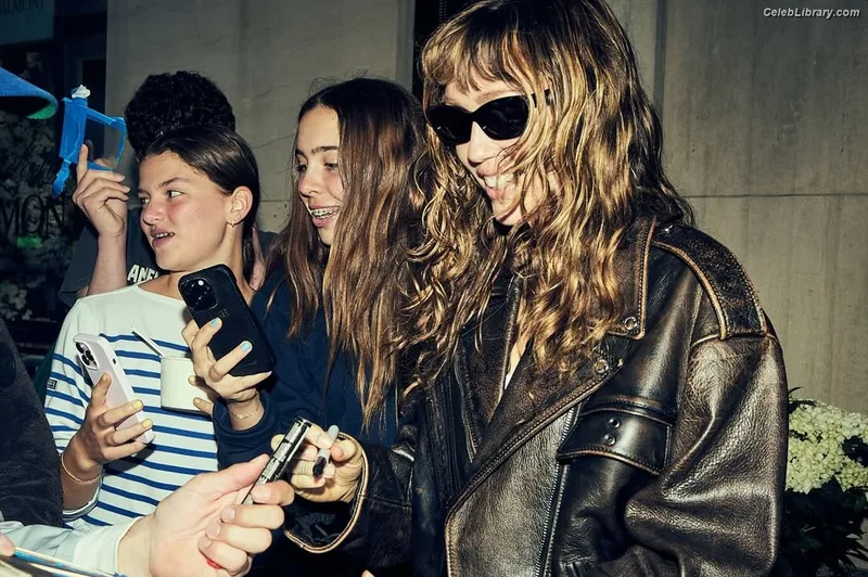 Miley Cyrus photo 11 of 2351