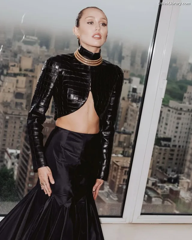 Miley Cyrus photo 23 of 2351