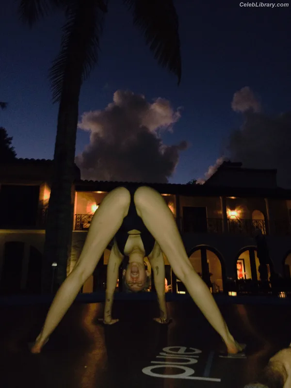 Miley Cyrus photo 10 of 2351