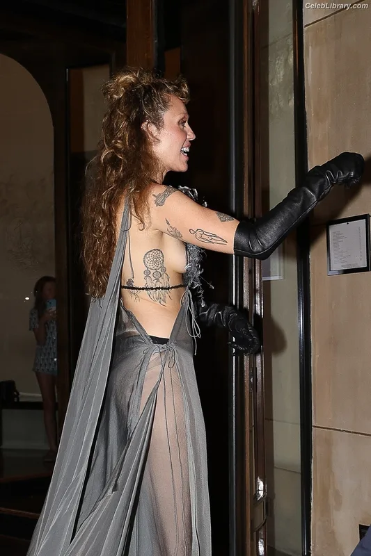 Miley Cyrus photo 13 of 2351