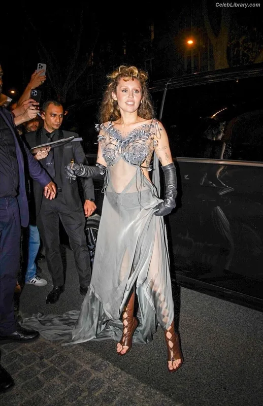 Miley Cyrus photo 14 of 2351