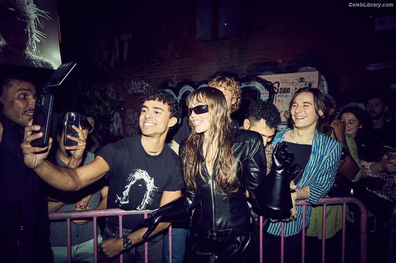 Miley Cyrus photo 18 of 2351