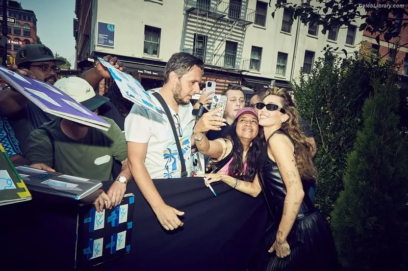 Miley Cyrus photo 17 of 2351