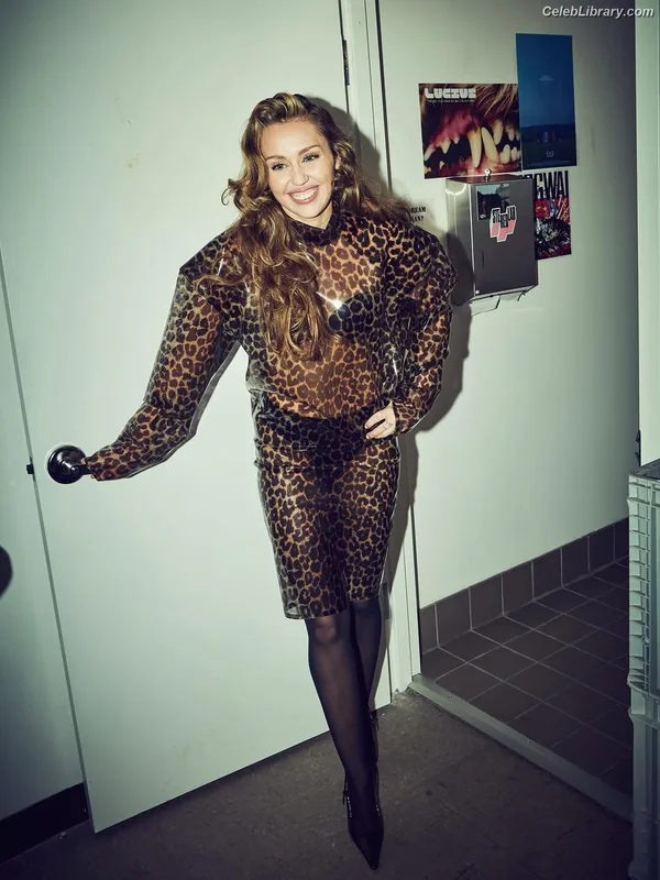 Miley Cyrus photo 19 of 2351