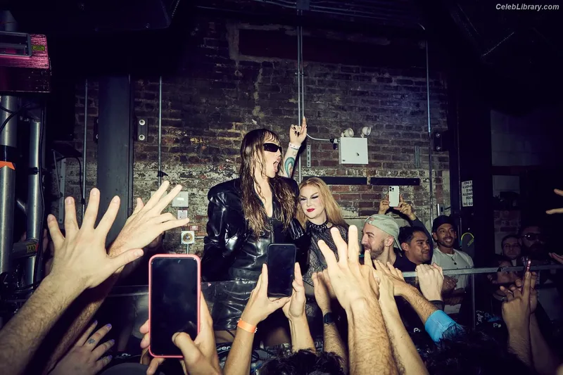 Miley Cyrus photo 22 of 2351