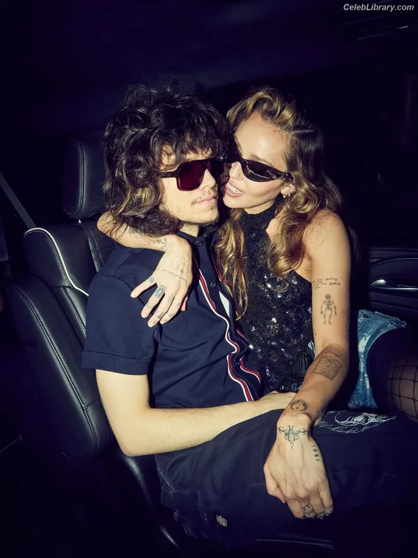 Miley Cyrus photo 2 of 2351