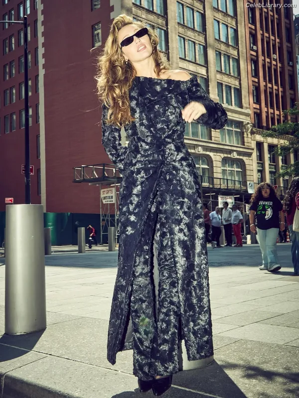 Miley Cyrus photo 6 of 2351