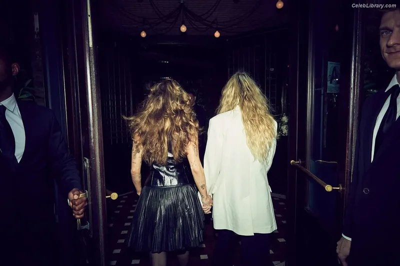 Miley Cyrus photo 11 of 2351