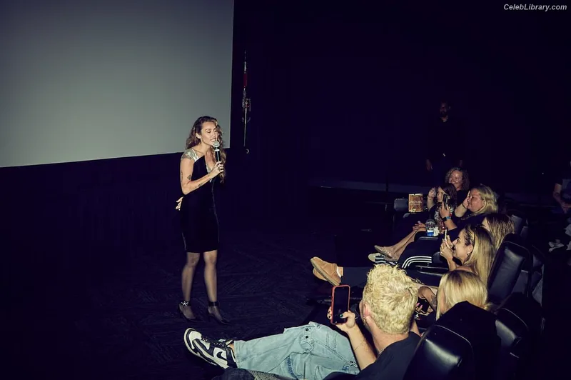 Miley Cyrus photo 18 of 2351