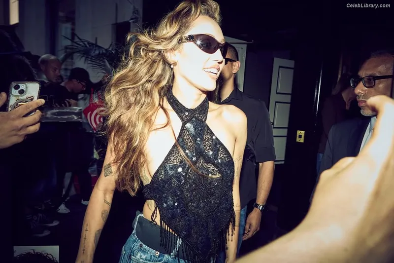 Miley Cyrus photo 1 of 2351