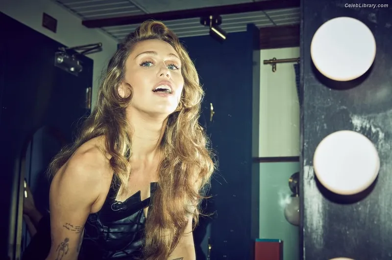 Miley Cyrus photo 6 of 2351