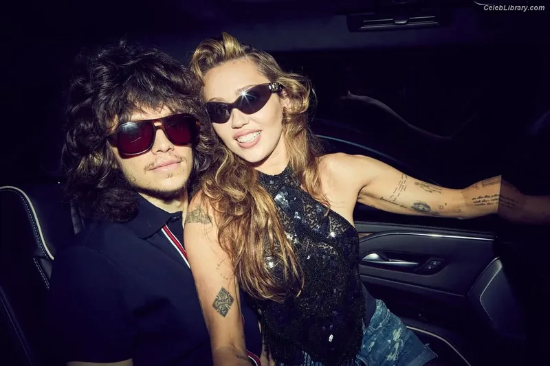 Miley Cyrus photo 16 of 2351