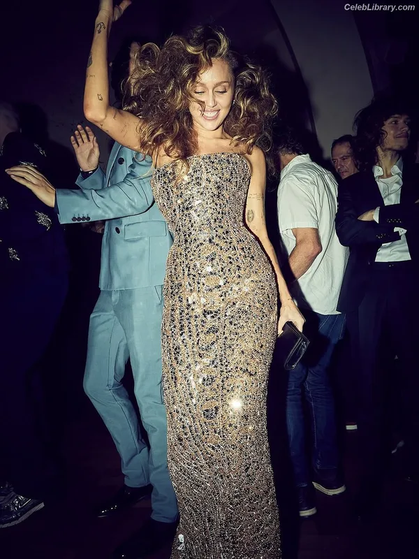 Miley Cyrus photo 17 of 2351