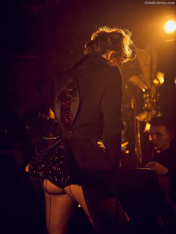 Miley Cyrus photo 18 of 2351