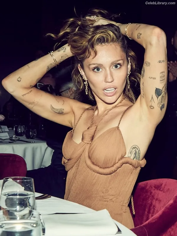 Miley Cyrus photo 1 of 2351