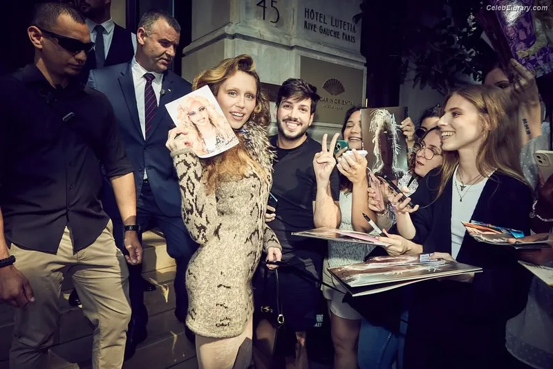 Miley Cyrus photo 11 of 2351