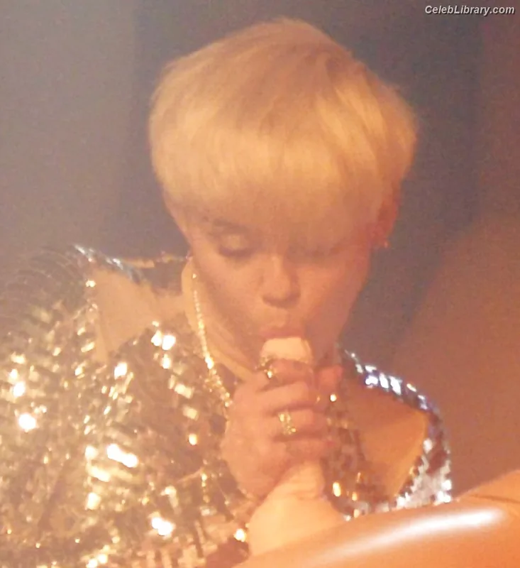 Miley Cyrus photo 21 of 2351