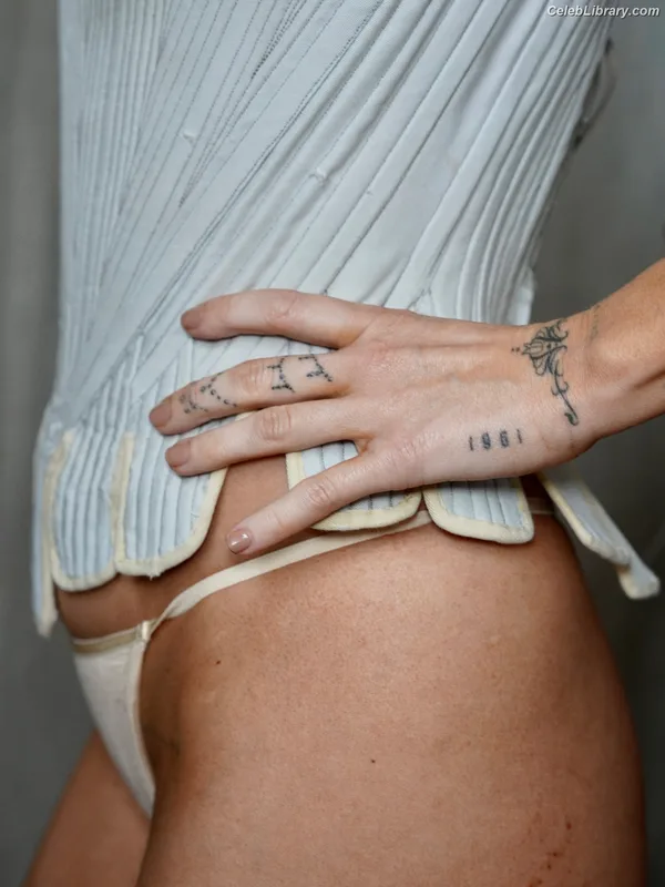 Miley Cyrus photo 7 of 2351