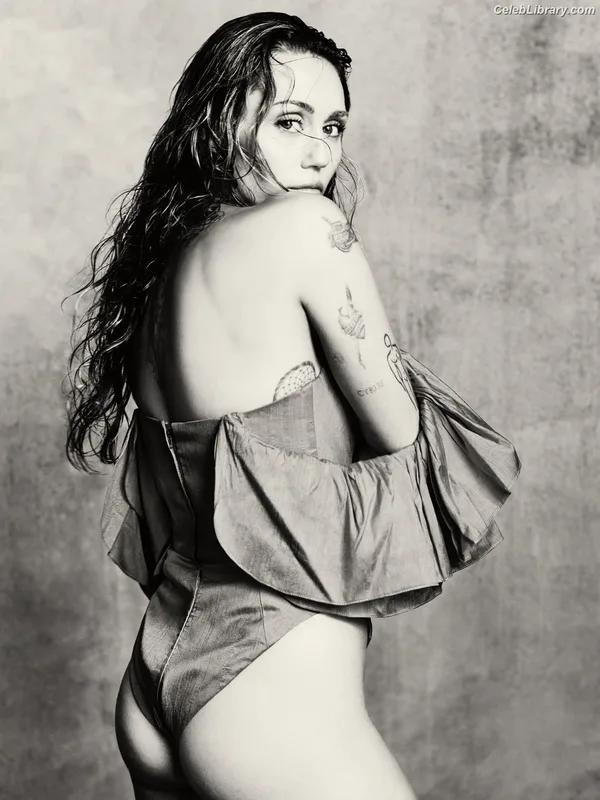 Miley Cyrus photo 8 of 2351