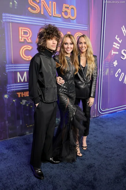 Miley Cyrus photo 14 of 2351