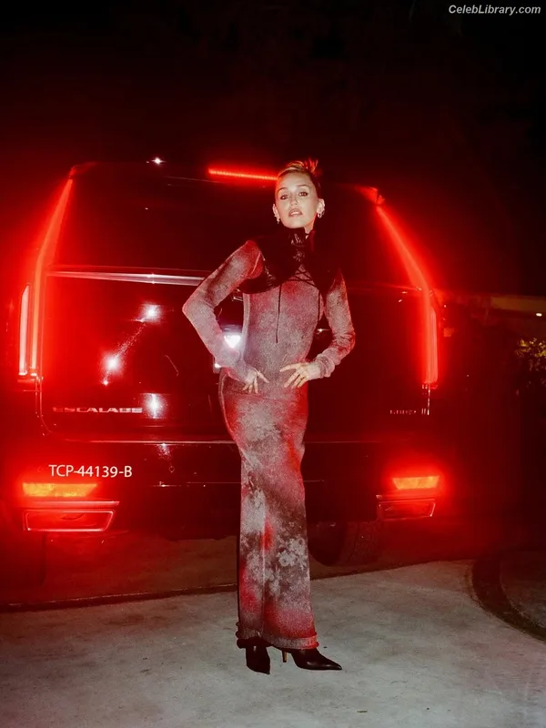Miley Cyrus photo 4 of 2351