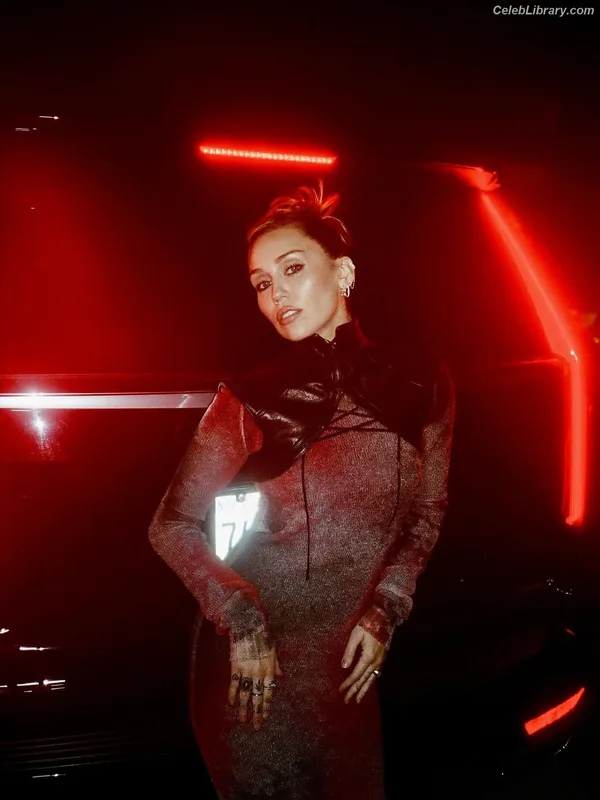Miley Cyrus photo 7 of 2351
