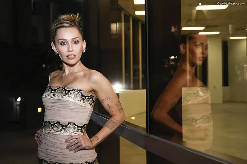 Miley Cyrus photo 10 of 2351