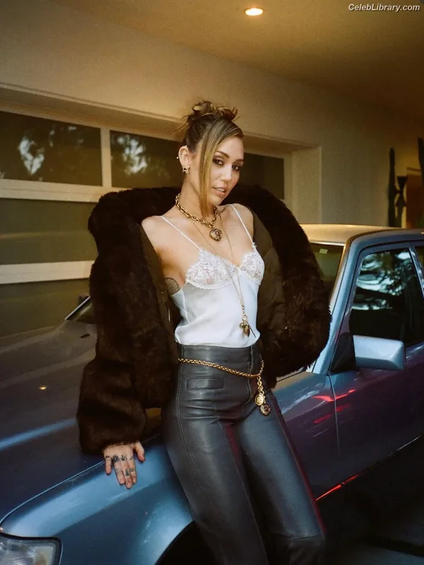 Miley Cyrus photo 11 of 2351