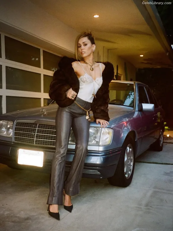 Miley Cyrus photo 12 of 2351