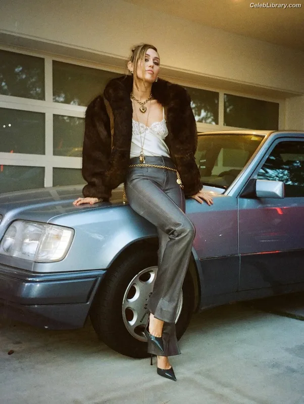 Miley Cyrus photo 14 of 2351