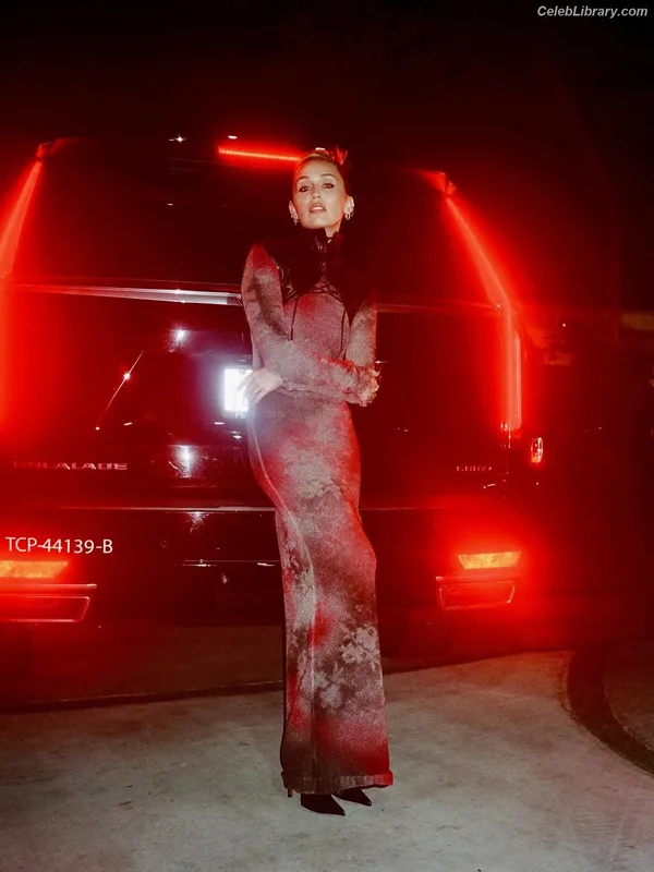 Miley Cyrus photo 15 of 2351
