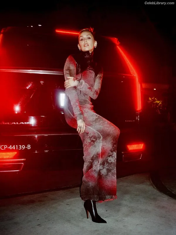 Miley Cyrus photo 16 of 2351