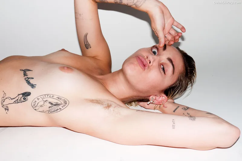 Miley Cyrus photo 19 of 2351