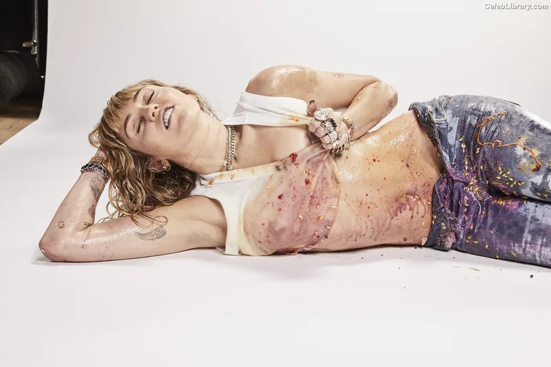 Miley Cyrus photo 5 of 2351