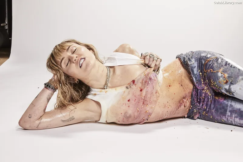Miley Cyrus photo 6 of 2351