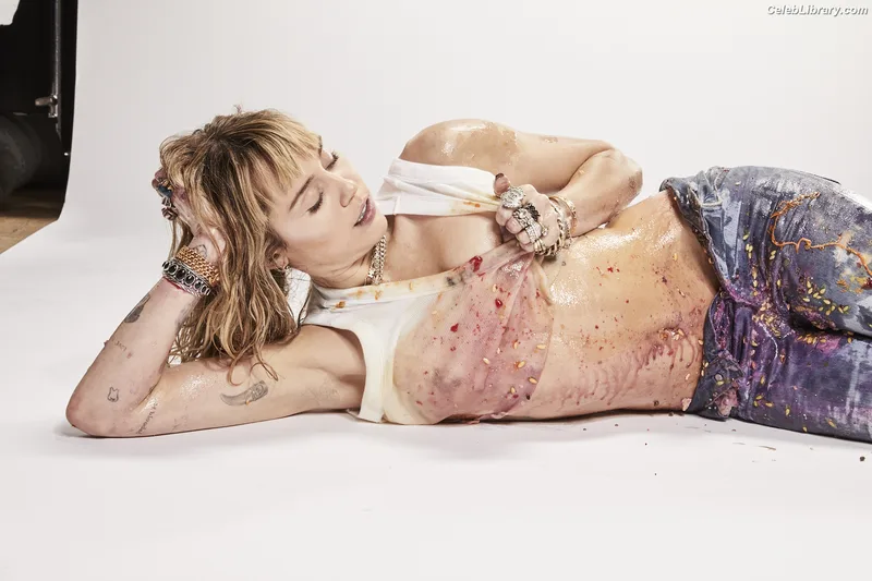 Miley Cyrus photo 8 of 2351