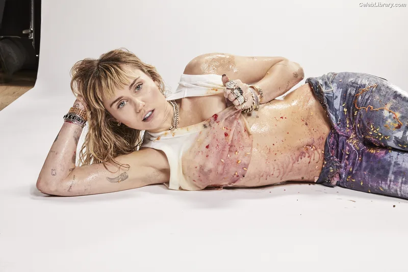Miley Cyrus photo 9 of 2351
