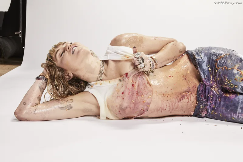 Miley Cyrus photo 10 of 2351
