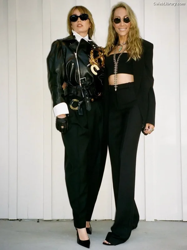 Miley Cyrus photo 14 of 2351