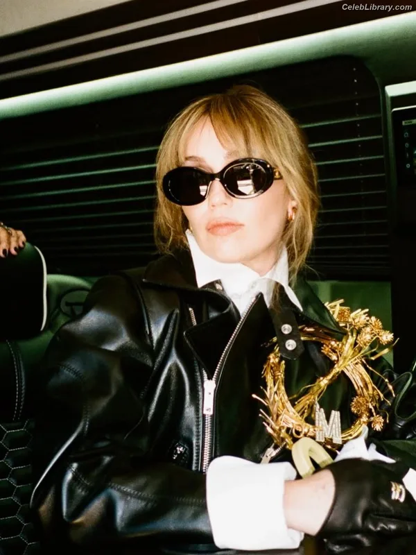 Miley Cyrus photo 15 of 2351