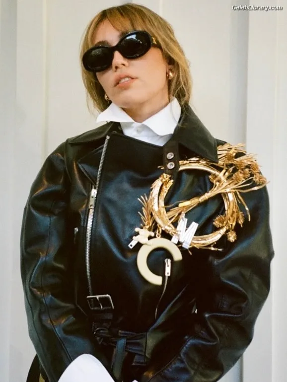 Miley Cyrus photo 17 of 2351