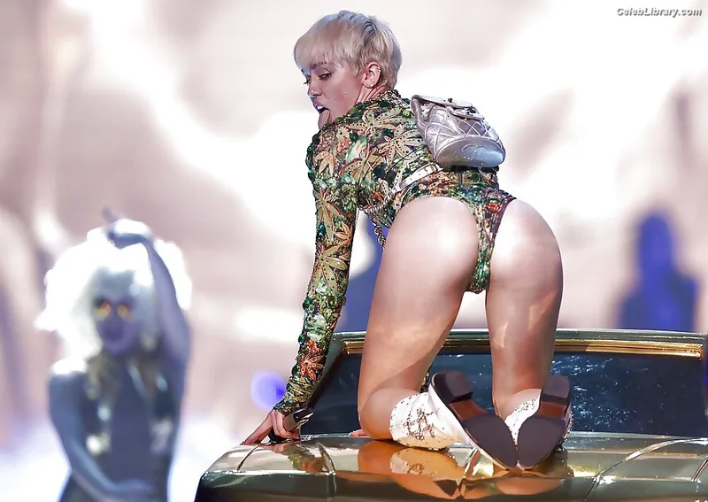Miley Cyrus photo 19 of 2351
