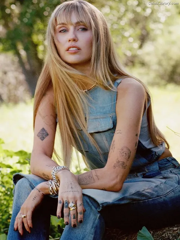 Miley Cyrus photo 1 of 2351