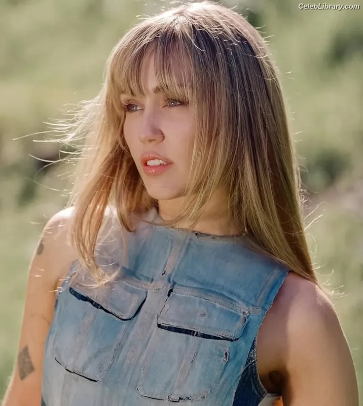 Miley Cyrus photo 3 of 2351