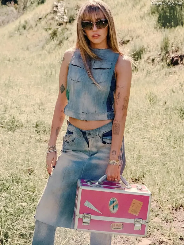 Miley Cyrus photo 4 of 2351