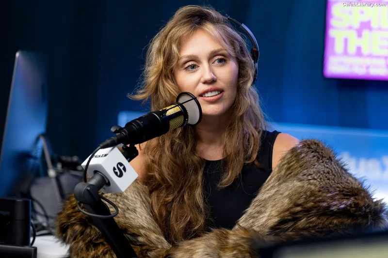 Miley Cyrus photo 10 of 2351