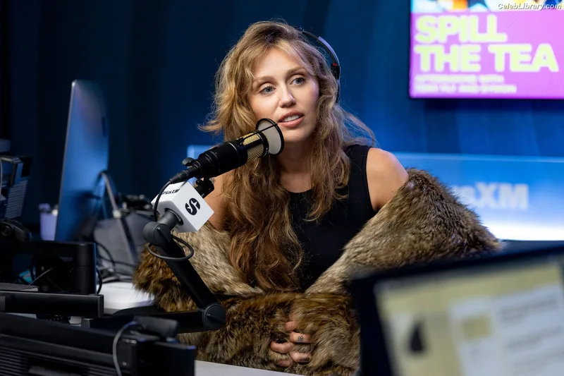 Miley Cyrus photo 11 of 2351