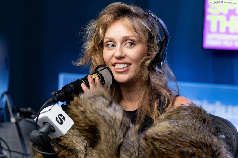 Miley Cyrus photo 12 of 2351