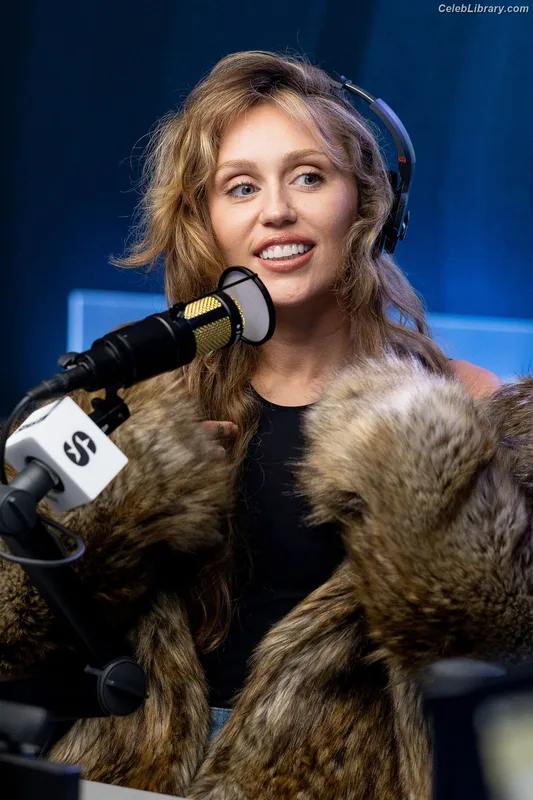 Miley Cyrus photo 13 of 2351